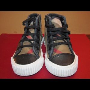 Burberry Toddler shoes 26 Euro / 8.5 US